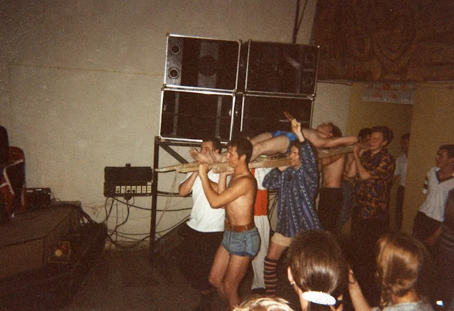 Интересные фотографии 90 -х (часть 118) 90-е, Детство 90-х, Фотография, Знаменитости, Эпоха, Маски-шоу (телесериал), Иванушки International, Сергей Супонев, Юрий Лужков, Надежда Кадышева, Джохар Дудаев, Владимир Жириновский, Борис Ельцин, Буденновск, Демо, Пьер Карден, Звездный час, Стена Цоя, Рейв, Игорь Сорин, Длиннопост Интересные фотографии 90 -х (часть 118) 90-е, Детство 90-х, Фотография, Знаменитости, Эпоха, Маски-шоу (телесериал), Иванушки International, Сергей Супонев, Юрий Лужков, Надежда Кадышева, Джохар Дудаев, Владимир Жириновский, Борис Ельцин, Буденновск, Демо, Пьер Карден, Звездный час, Стена Цоя, Рейв, Игорь Сорин, Длиннопост