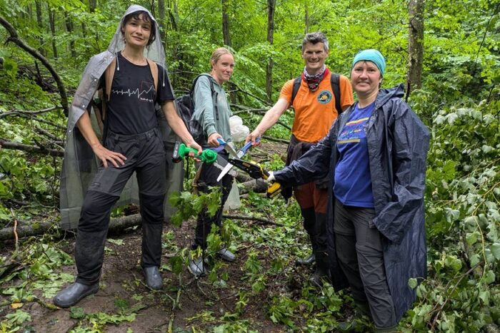 Татьяна Суркова, Марина Булатова, Петр Якубсон и Надежда Потапская в лесу около поселка Яблоневый Овраг