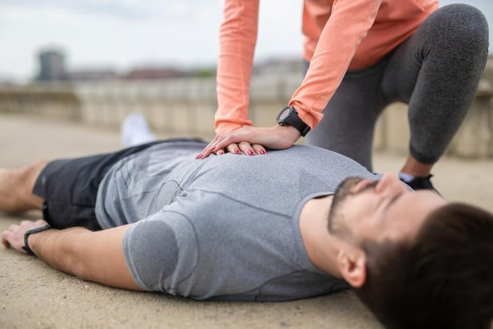 Массаж сердца (Фото: shutterstock)