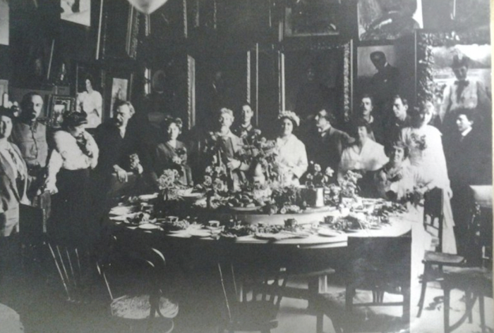 Фото. На даче И.Е. Репина «Пенаты». В центре – И.Е. Репин, справа от него – Н.Б. Нордман-Северова , Н.Н. Евреинов, К.И. Чуковский, М.Б. Чуковская, В.В. Маяковский. 1915. Государственный музей В. В. Маяковского