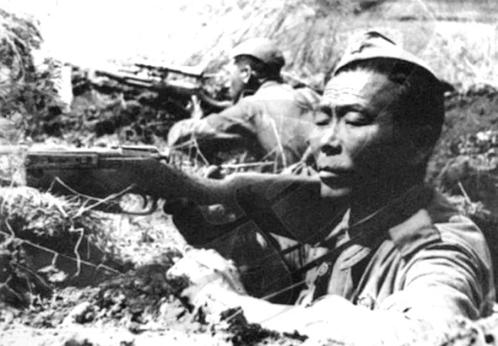 На переднем плане Семен Номоконов - винтовка без оптического прицела.