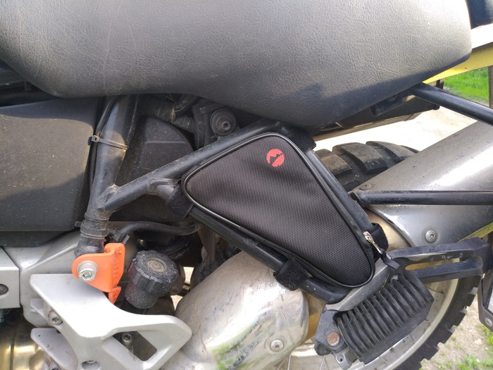 Задний амортизатор настраивается от руки «барашком» без спец ключа.