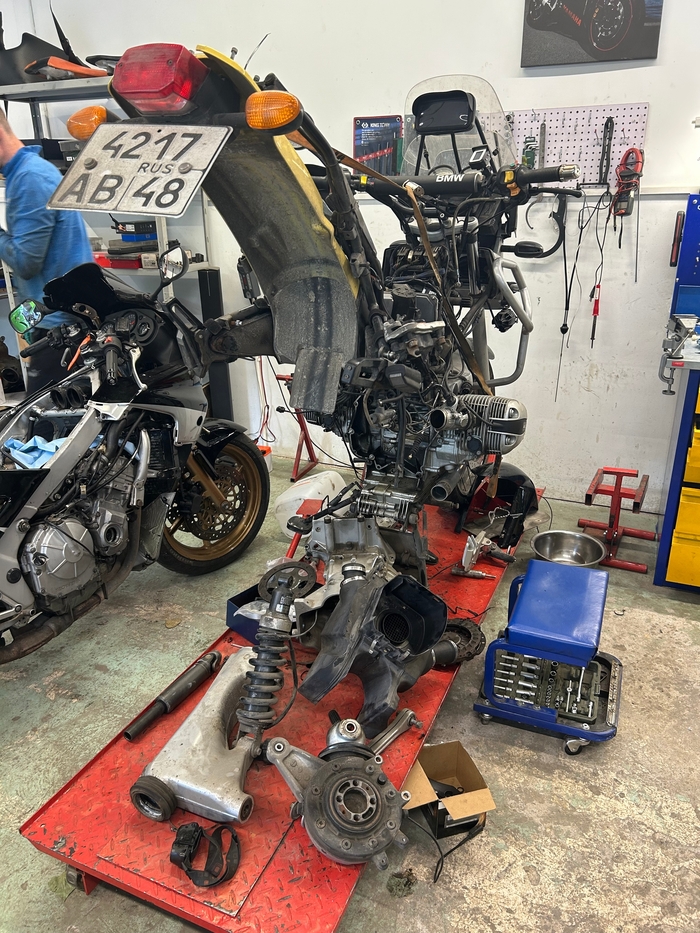 Со стороны может показаться, что это какой-то кошмар, но для старых BMW такой вид вполне нормален. По другому до сцепления и коробки не добраться.