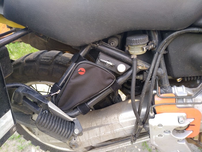 Оранжевая деталь - это усилитель КПП, которая решает проблему