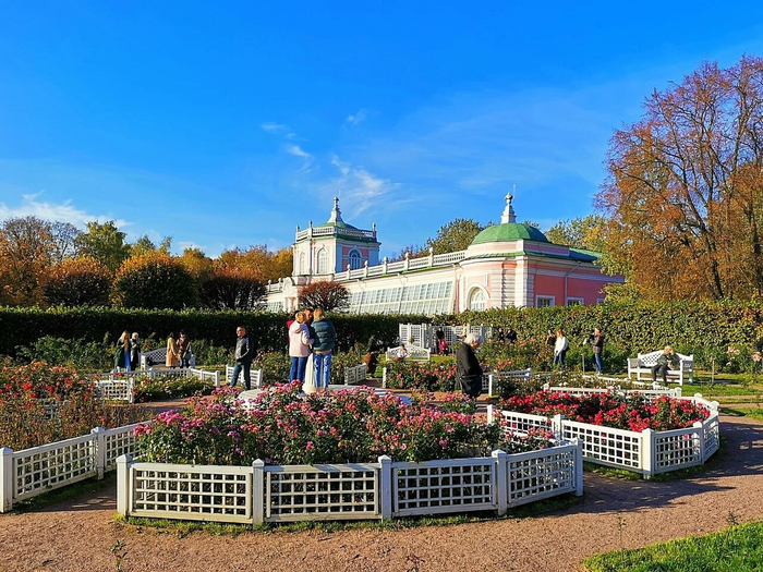 В оранжерее проходят выставки и знаменитые кусковские органные вечера.