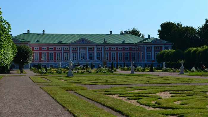 Весной клумбы заполняют тысячи цветов.