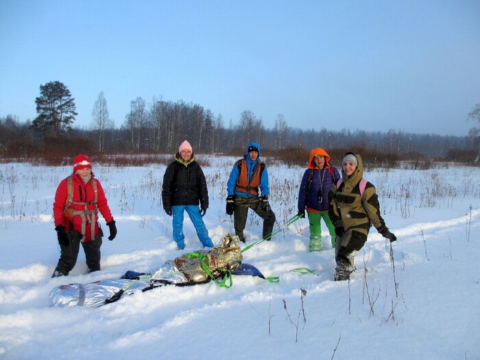 Спасатели "Экстремум" эвакуируют найденного в зимнем лесу мужчину