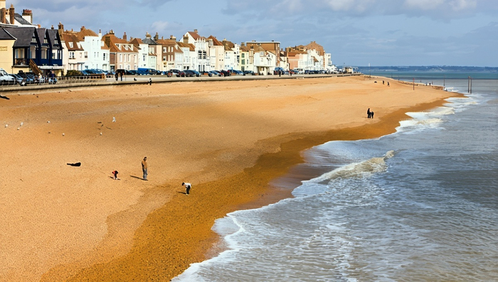 Пляж и набережная города Дила, в 10 километрах от которого находятся пески Гудвина.