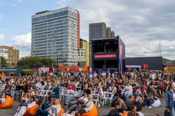 Yandex Ecom Open Air – 2025. Зрители у самого большого экрана