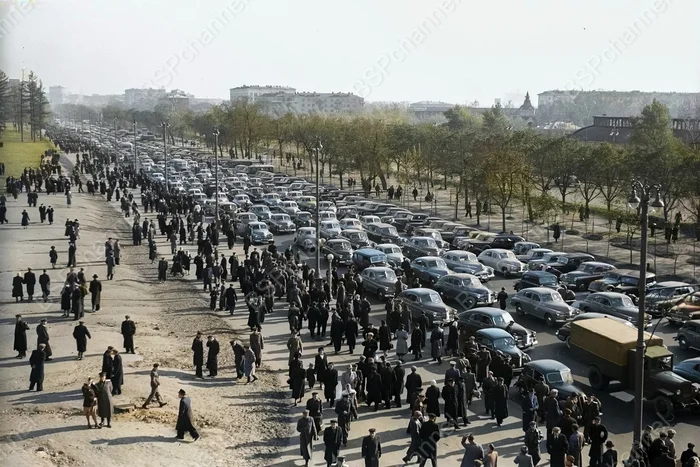 Жизнь Советской Москвы в 40-е годы. 20 раскрашенных фотографий 20 век, Старое фото, Историческое фото, История города, Москва, 40-е, СССР, Колоризация, Длиннопост