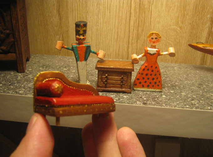 Гвоздики обивки и все такое.