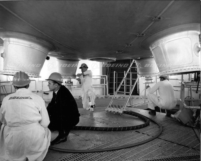 Заглушка баков первой ступени Сатурна 5, подводы к двигателям F-1