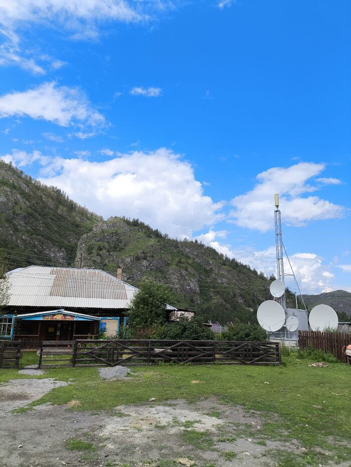 Антенны и вышка сотовой связи (наверное) возле клуба.