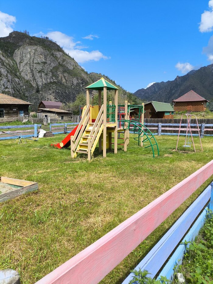 Село маленькое, а площадка для детей есть.