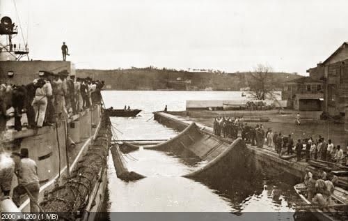 Установка одного из кессонов к борту «Гёбена». Февраль-март 1915 года