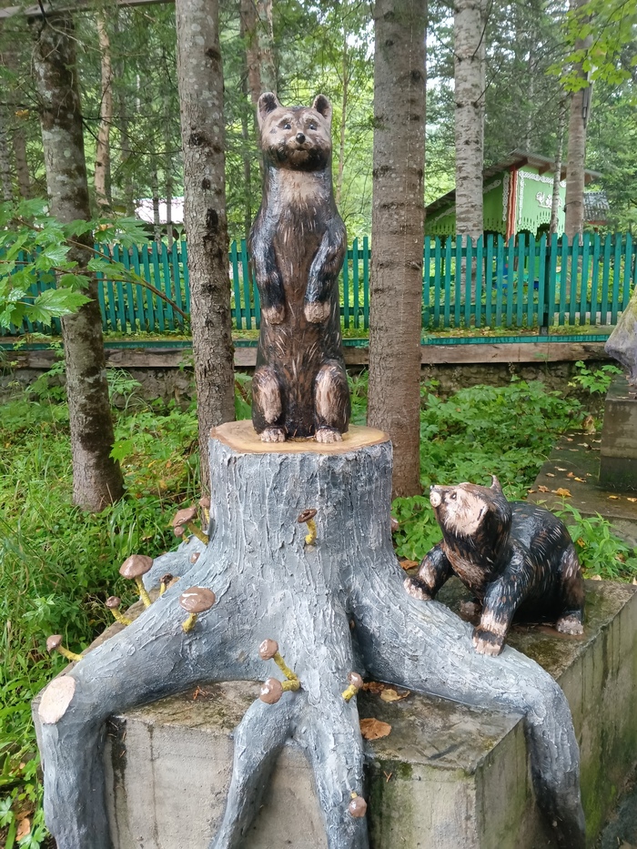 90% фигур сделаны собственноручно из железных прутьев и цемента работниками санатория (в основном местные мужики-работяги).