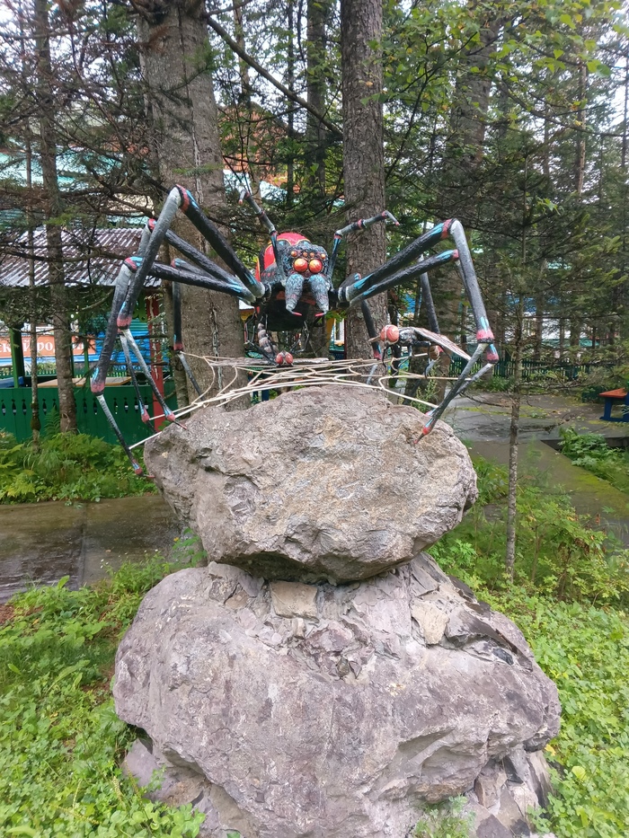 С наступлением темноты все фигуры и зоны отдыха подсвечиваются фонарями и гирляндами. Если не знать, что там стоит такое чудо, то кирпичи в штанах обеспечены 👌