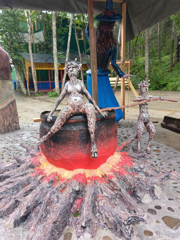 Частники топят за дикий лес, сказочных героев и т.д. На территории есть скульптуры Бабы Яги, ведьмы, лешего и других сказочных персонажей из русской мифологии.