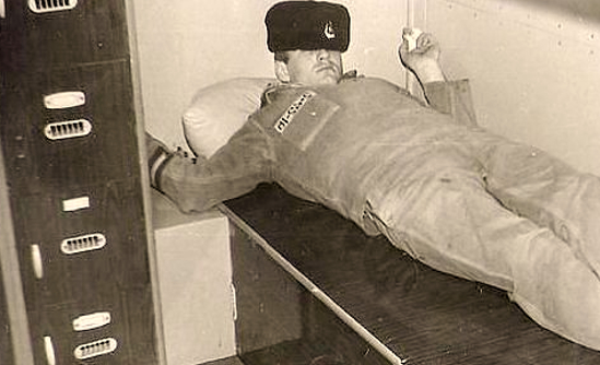 Привязывают себя к кровати во время сна и не чувствуют ориентации во времени.20 бытовых трудностей моряка, но обычные люди о них не слышали