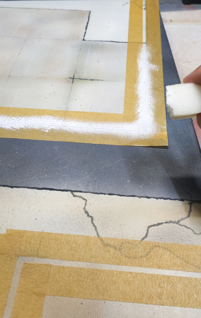 Для рельефа и фактуры наносил краску разметочных линий с помощью губки, а не аэрографом. Мне как раз были нужны рваные края и неполное заполнение краской.