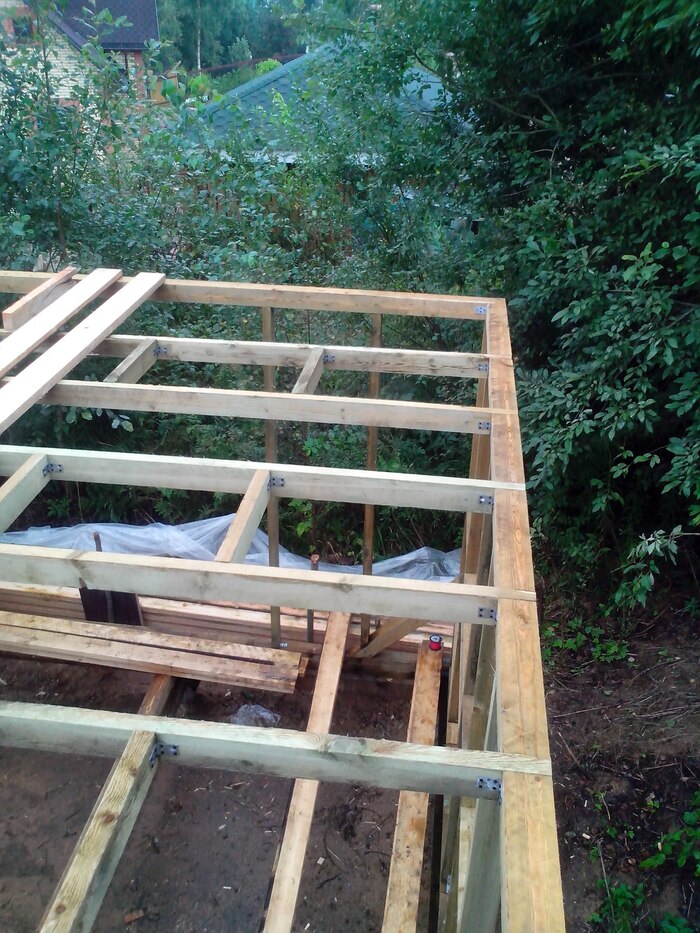 И" гениальное" решение было найдено. Уголки и саморезы, конечно, штука надёжная, но для сверх надёжности мы решили сделать запилы в верхнем брусе и досках(в полдоски)перекрытия соответственно. Чтоб прям на века!