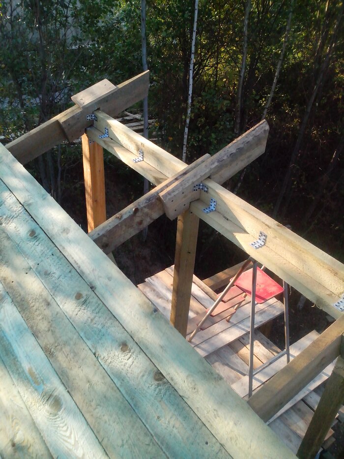 Обратите внимание на 2 вещи: как прикреплены эти самые "кобылки". Аж на 4 чёрных саморезах. Опытный строитель задастся вопросом :"а что это за доска на ребре, прикрепленая целой кучей уголков? Ответ есть,и он ниже в тексте.