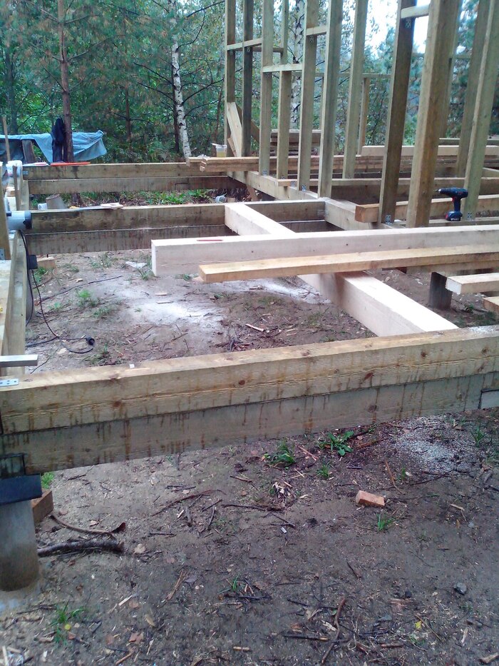 Добавили вот такой вот брус в конструкцию, дабы пролёт не был таким адскиим. Тоже шляпа, конечно, но что поделать.