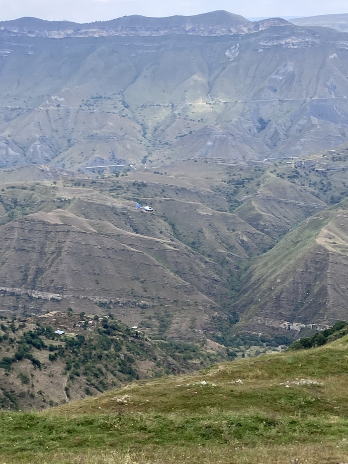 Выше села нас забросили УАЗики, высота 2100 м, а к селу мы спускались