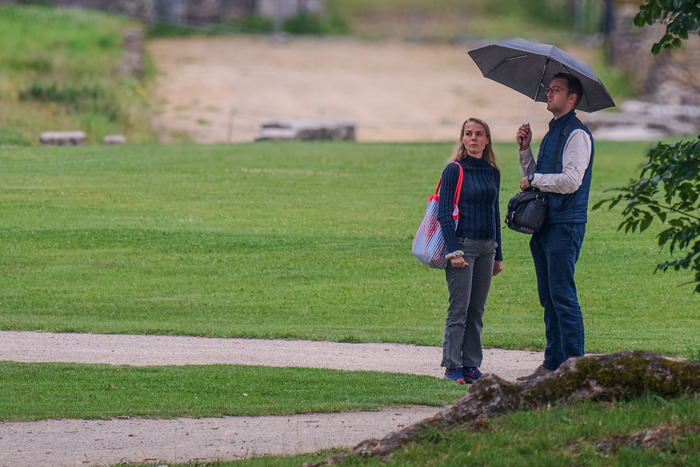Наблюдающие за свадебной фотосессией)