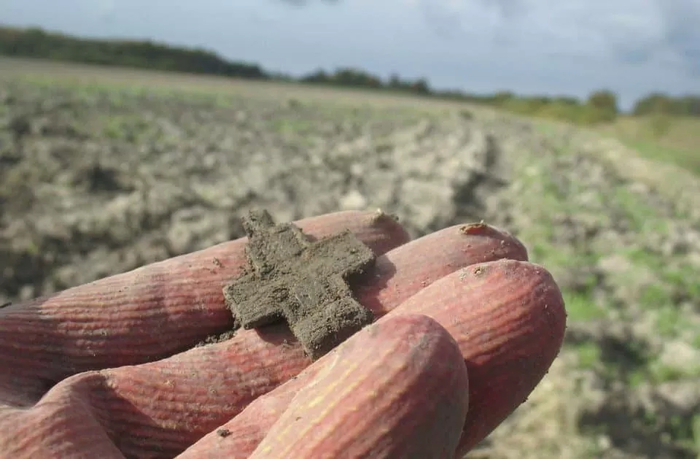 У народных примет и суеверий мнение другое: чужой, тем более сломанный крест, ни сулит ничего хорошего.