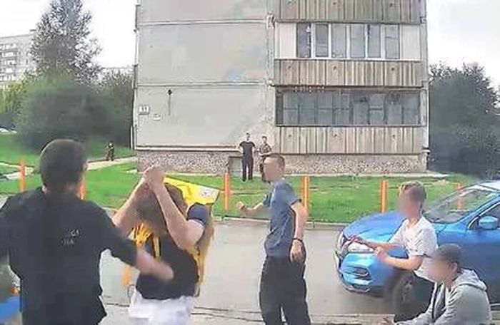 Банда подростков терроризирует район в Новосибирске — избили курьера за то, что он помешал ребенку своровать для них шоколадку