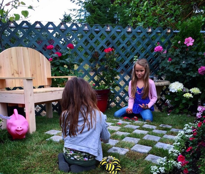 Чем занять ребенка на даче? 3 простые и понятные игры, которые не только вовлекают малыша, но и развивают моторику и внимательность