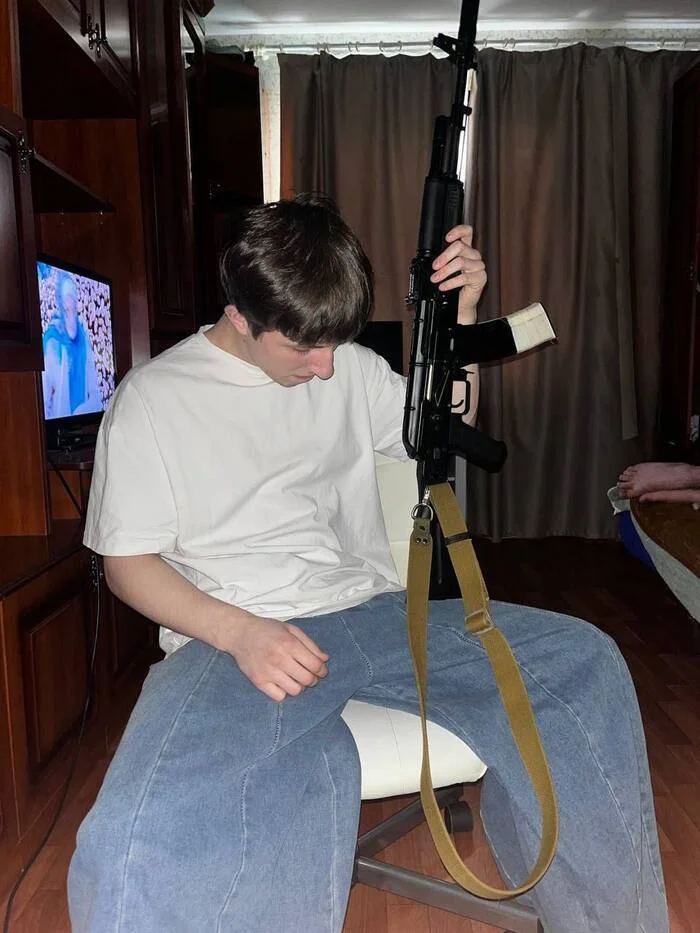 В Питере задержали будущего сотрудника полиции, который создал банду для травли школьников Банда, Санкт-Петербург, АУЕ, Травля, Торговля, Документы, Оружие, Задержание, Видео, Короткие видео, Вертикальное видео, Длиннопост