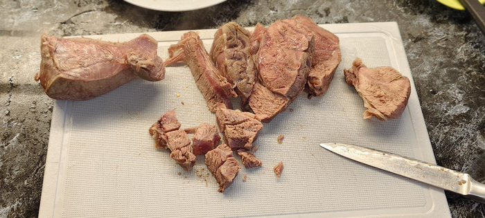 Мясо нарезаю срезая лишнее с него (жилки).