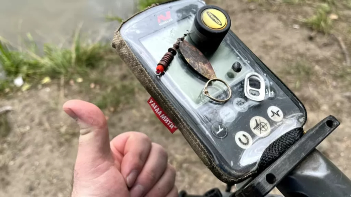 Золотое кольцо и мусор, найденные на месте отдыха людей