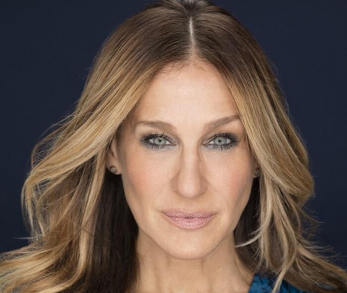 Асимметрия в глазах и скулах, неравные трети лица (длинный нос, высокий лоб), широкий нос и узкий подбородок отклоняются от усредненных пропорций, кожа с неровностями, черты не гармоничны.