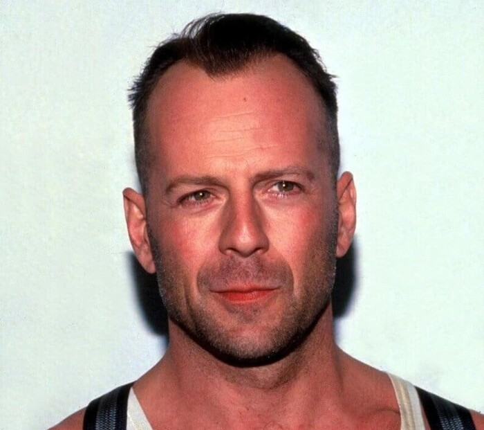 Симметрия базовая, пропорции приемлемые, но высокий лоб нарушает равные трети лица. Глаза среднего размера, челюсть квадратная. Усредненные черты без ярких дефектов или преимуществ.