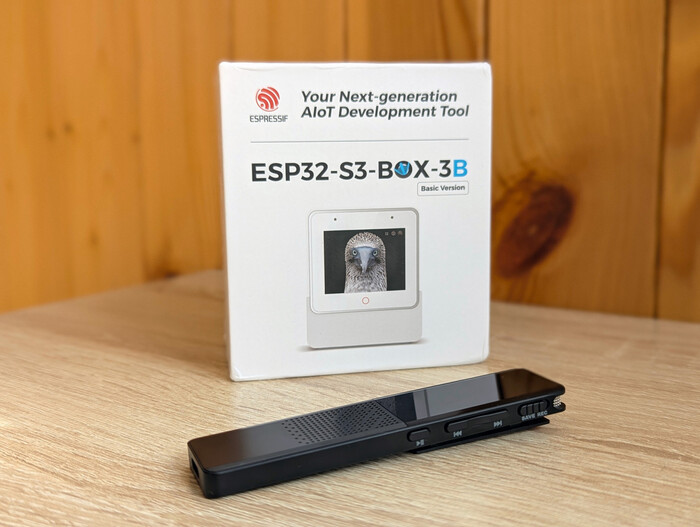 Мой купленный за 2 т.р. диктофон с возможностью подключения внешнего микрофона на фоне коробки с ESP32