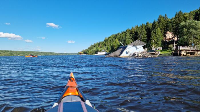 Неожиданная встреча на окраине: полузатопленный дом. А ведь когда-то, наверное, был домиком мечты. Эх!