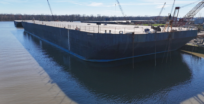 Посадочная баржа в процессе модернизации