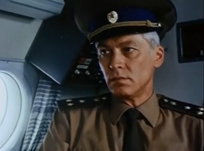 Одна из немногих ролей Ивашова в 90-е. В боевике "Тридцатого уничтожить"