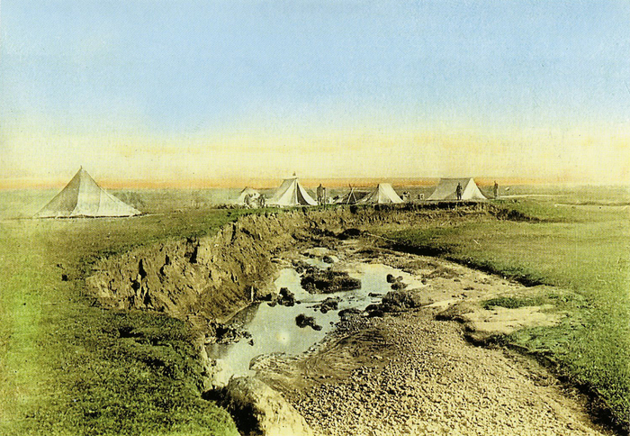Лагерь Монголо-Сычуаньской экспедиции на озере Куку-нор, 1908 г. (фото с раскрашенного диапозитива). Фото из книги Козлов П.К. Дневники Монголо-Сычуаньской экспедиции, 1907-1909. СПб.: Нестор-История, 2015.