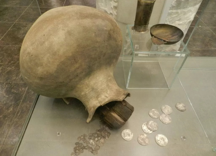 В двух огромных кувшинах хранились почти 100 000 серебряных монет.
