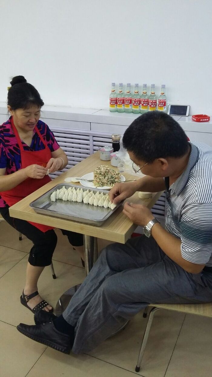 Или даже семейных едален, где пельмени лепят вручную