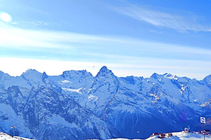 Как спел поэт - Лучше гор могут быть только горы..., и с этим трудно не согласиться. Эти снимки сделаны на Домбае. Хорошая погода, тепло и безветренно. Чистейший воздух...и мысли о вечности природы и мимолетности жизни