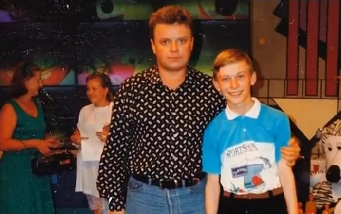 Интересные фотографии 90 -х (часть 118) 90-е, Детство 90-х, Фотография, Знаменитости, Эпоха, Маски-шоу (телесериал), Иванушки International, Сергей Супонев, Юрий Лужков, Надежда Кадышева, Джохар Дудаев, Владимир Жириновский, Борис Ельцин, Буденновск, Демо, Пьер Карден, Звездный час, Стена Цоя, Рейв, Игорь Сорин, Длиннопост Интересные фотографии 90 -х (часть 118) 90-е, Детство 90-х, Фотография, Знаменитости, Эпоха, Маски-шоу (телесериал), Иванушки International, Сергей Супонев, Юрий Лужков, Надежда Кадышева, Джохар Дудаев, Владимир Жириновский, Борис Ельцин, Буденновск, Демо, Пьер Карден, Звездный час, Стена Цоя, Рейв, Игорь Сорин, Длиннопост