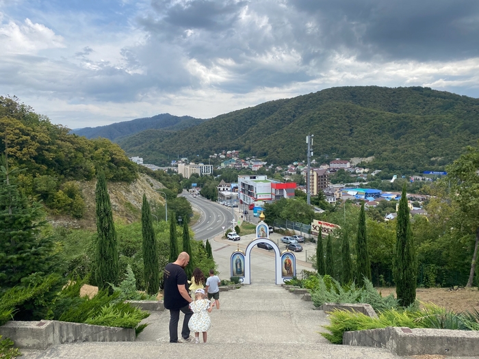 вид на поселок со стороны церкви