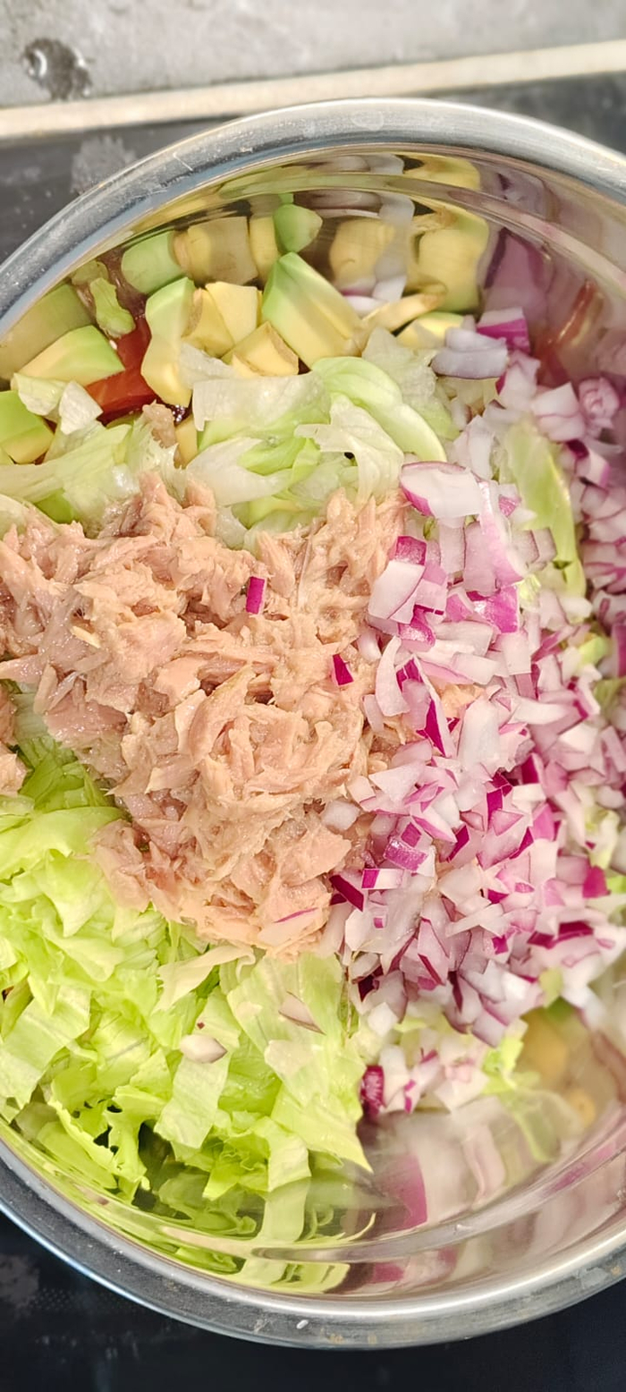 Добавляю в миску тунца, айсберг, лук.