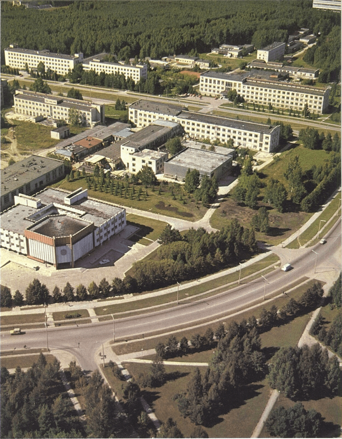 И все же что-то изменилось в людях. Что-то во взгляде, как будто они стали дальше друг от друга. Но дело было не в метрах.