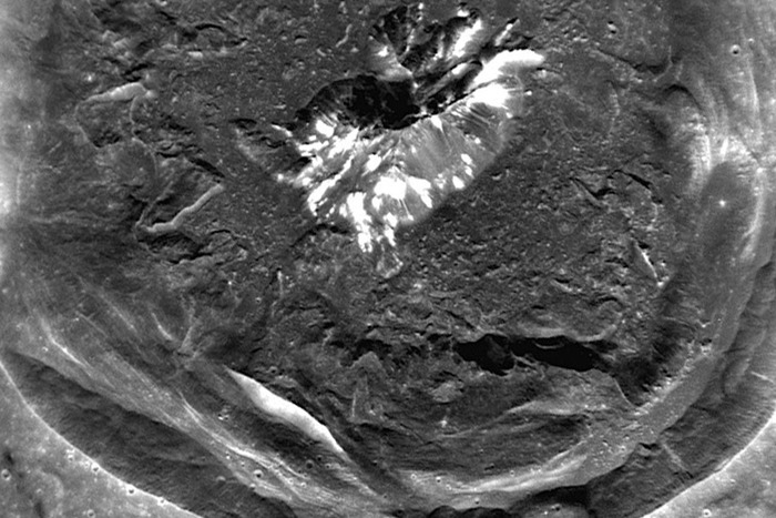Кратер Каннингем и его центральный пик, покрытый загадочным белым материалом / © NASA/Johns Hopkins University Applied Physics Laboratory/Carnegie Institution of Washington